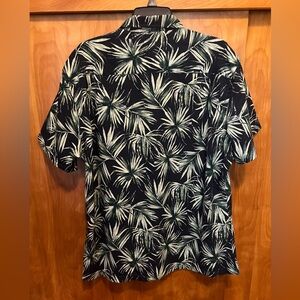 Van Heusen tropical button down shirt size: Large new with tags